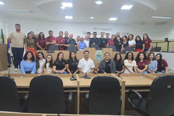 Alunos de Direito da UEMA visitam Câmara e conhecem de perto o funcionamento do Legislativo Tim...