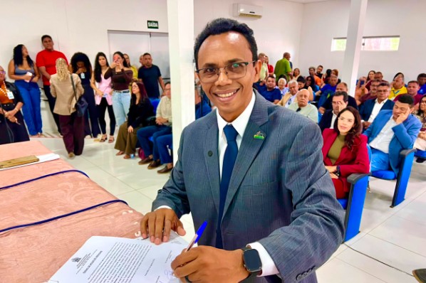 Eduardo Santos toma posse como vereador de Timon